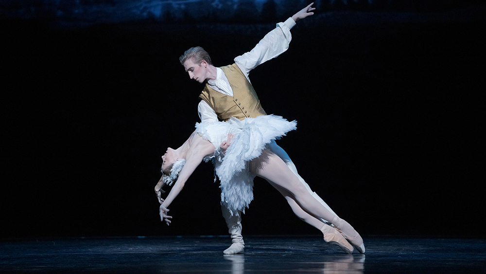 Ben Rudisin and Heather Ogden in Swan Lake. Photo by Karolina Kuras. 