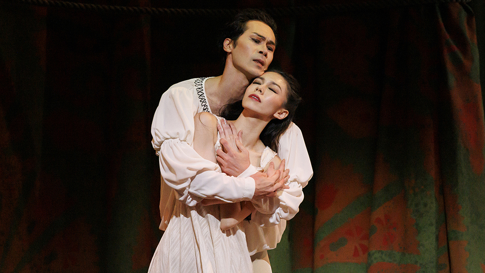 Naoya Ebe and Tirion Law in Romeo and Juliet. Photo by Bruce Zinger. 