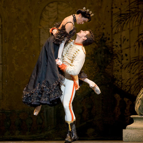 Xiao Nan Yu and Guillaume Côté in The Merry Widow (2007).