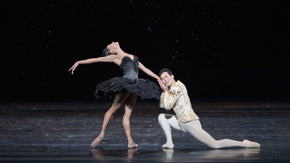 Tina Pereira and Naoya Ebe in Swan Lake.